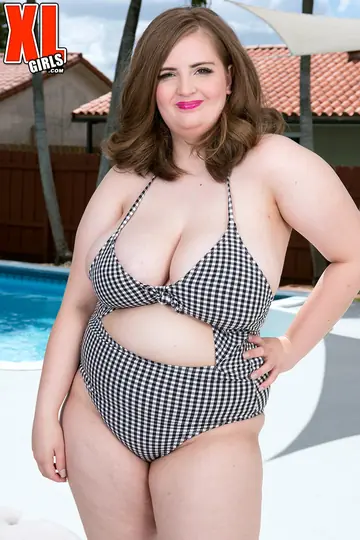 Sylvia Bateman – Brunette BBW Strips Out of Her Bikini Outdoors