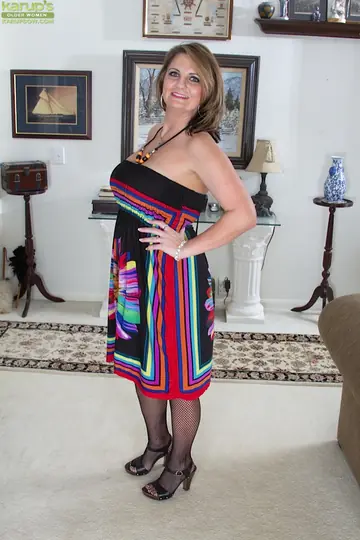 Cherrie Dixon – Thick Tattooed MILF in Pantyhose Shows Her Big Tits and Spreads Her Pink Pussy