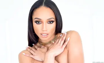 Alexis Tae – Ebony BBW in Stockings and Heels Spreads Her Gaped Asshole