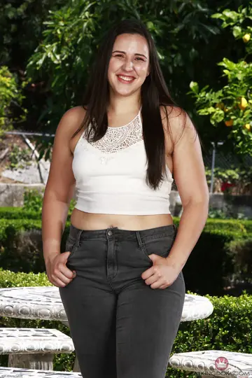 Dria Submits – Tall Chubby Brunette Shows Hairy Armpits and Spreads Her Pussy