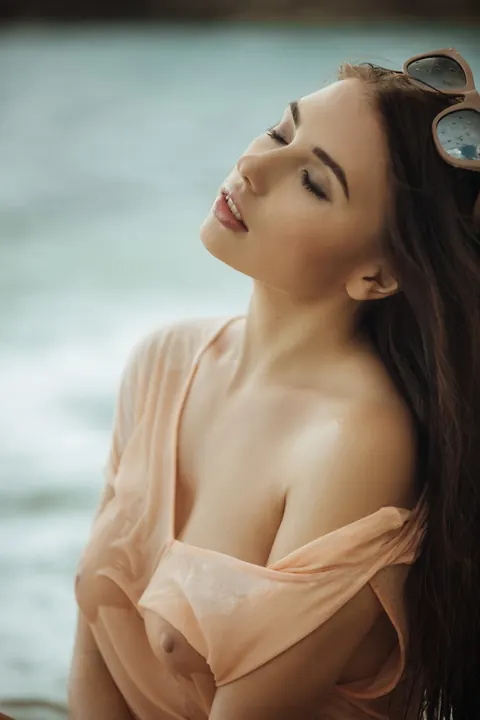 Niemira: Brunette in Glasses Flashes Her Nipples at the Beach – photo 6 of 10