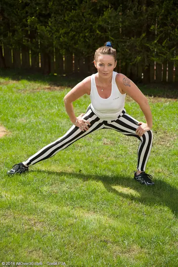 Marlyn Lindsay – Athletic British MILF Strips Off Her Yoga Pants in the Kitchen