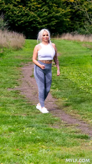 Louise Lee – Curvy Blonde MILF in Stockings and Heels Sucks and Fucks POV Outdoors