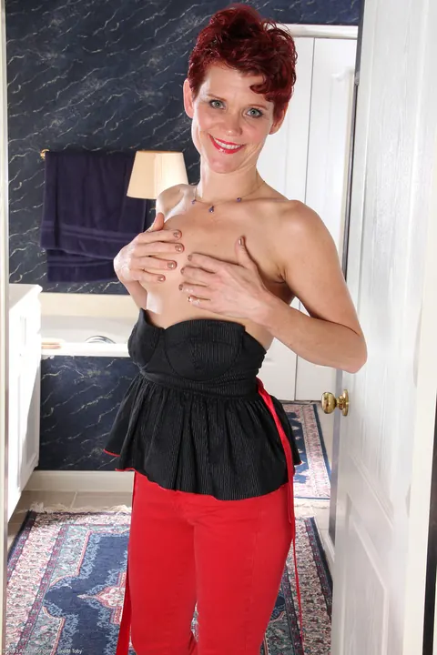 Suzy Stanton: Redhead MILF with Small Natural Tits Poses Nude – photo 5 of 21