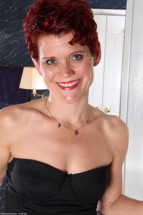 Suzy Stanton: Redhead MILF with Small Natural Tits Poses Nude – photo 2 of 21