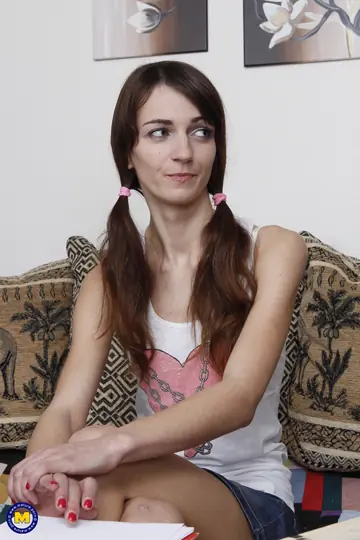 Carolina Ilsa – European MILF and Her Partner Lick Pussy and Share a Dildo on the Sofa