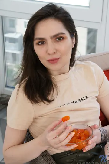 Monica Melody – Thick Brunette Masturbates and Displays Her Big Ass