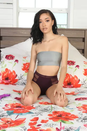 Scarlett Bloom – Tall Ebony Brunette Toys Her Pussy and Spreads Wide in the Bedroom