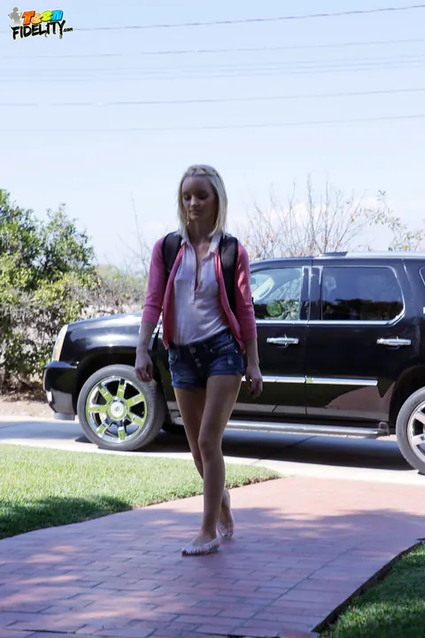 Sammie Daniels: Petite Blonde in Jeans Poses Outdoors After Classes – photo 13 of 16