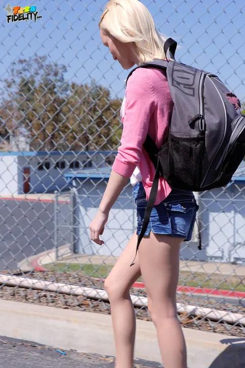 Sammie Daniels: Petite Blonde in Jeans Poses Outdoors After Classes – photo 5 of 16