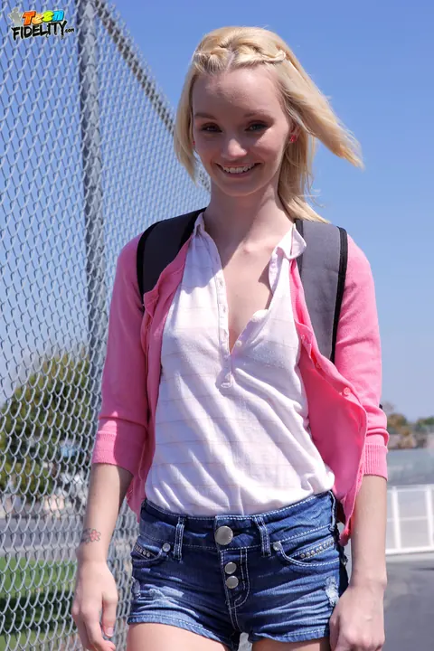Sammie Daniels: Petite Blonde in Jeans Poses Outdoors After Classes – photo 4 of 16