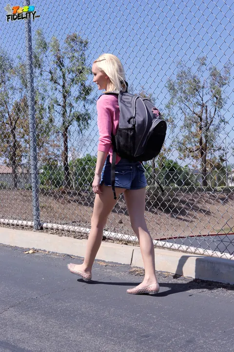 Sammie Daniels: Petite Blonde in Jeans Poses Outdoors After Classes – photo 7 of 16
