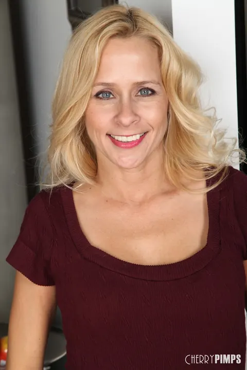 Payton Leigh: Slim Blonde MILF Strips and Uses a Dildo – photo 3 of 21