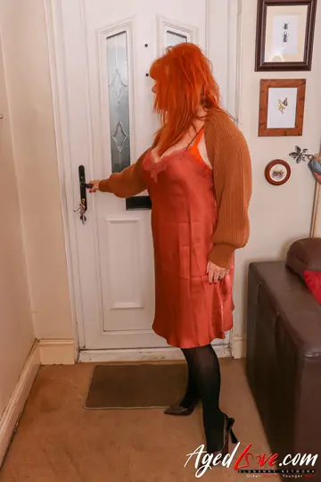 Amber Vixxxen – Busty Redhead MILF Gets Fucked by the Pizza Delivery Man