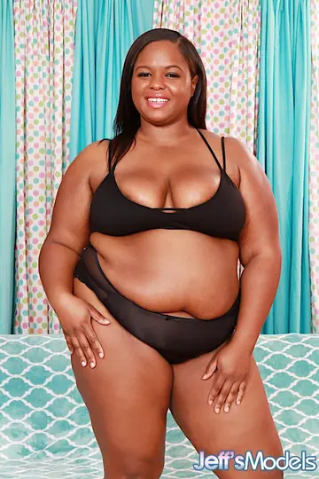 Olivia Leigh – Ebony BBW in Lingerie Spreads Her Oiled Pussy