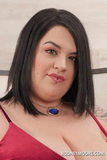 Marilyn Mayson – Chubby Brunette Amateur Shows Her Hairy Bush and Takes a Cumshot