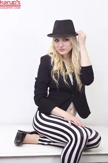 Bella Lei – Blonde with Natural Tits Strips Out of Her Yoga Pants on a Table