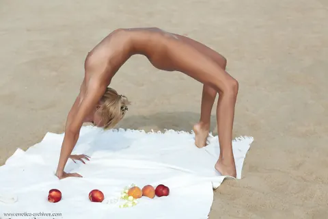 Thick Blonde Stretches Naked on the Beach – photo 12 of 16
