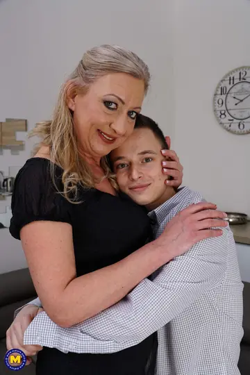 Elizabeth Bee – Mature Blonde in Panties Gets Fucked and Takes Cum in the Kitchen