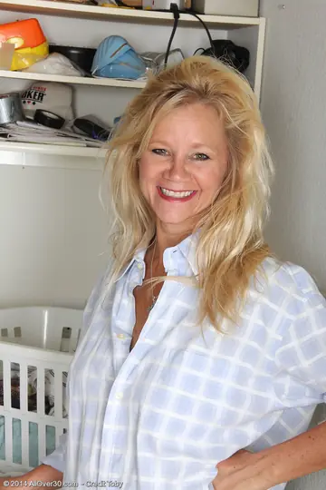 Heidi Gallo – Thick Blonde MILF Spreads Her Ass in the Laundry Room