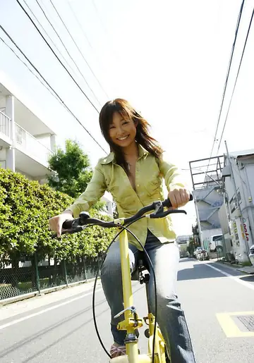 Hara Sarasa – Thick Japanese MILF Changes into Bikini After Bike Ride