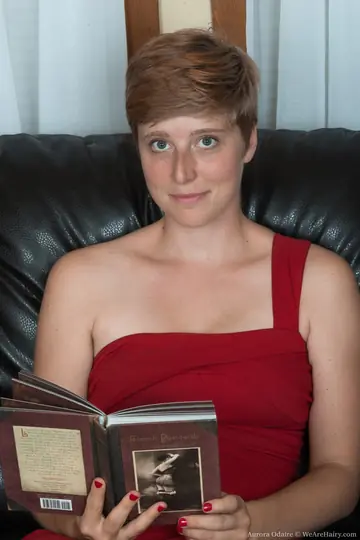 Aurora Odaire – Petite Hairy Redhead with Short Hair Shows Her Natural Body in Panties