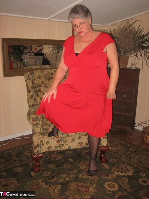 Mature BBW Pulls Down Her Pantyhose and Spreads Wide – photo 2 of 20