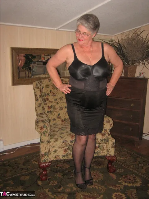 Mature BBW Pulls Down Her Pantyhose and Spreads Wide – photo 12 of 20