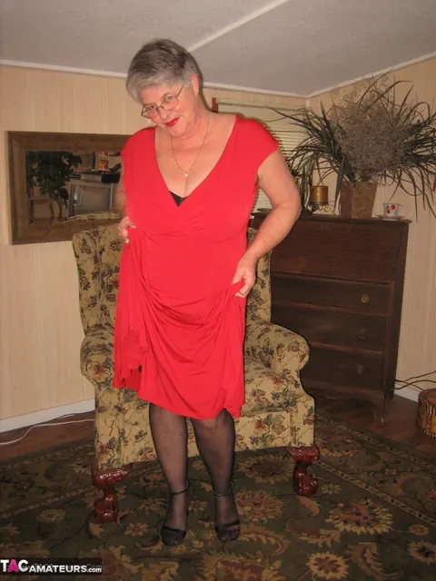 Mature BBW Pulls Down Her Pantyhose and Spreads Wide – photo 4 of 20