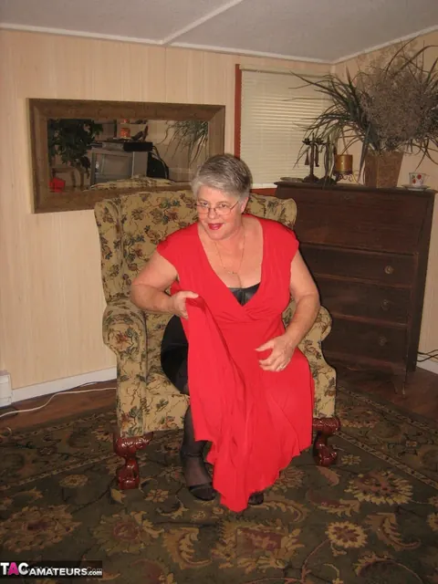 Mature BBW Pulls Down Her Pantyhose and Spreads Wide – photo 9 of 20