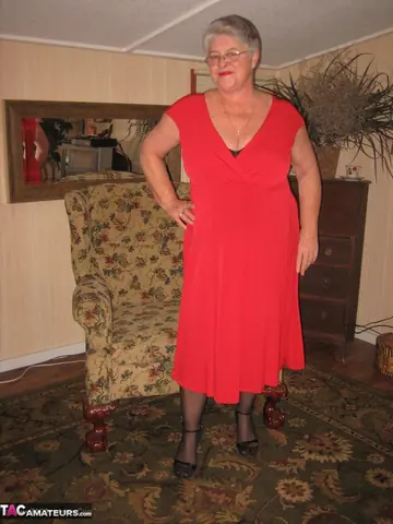 Mature BBW Pulls Down Her Pantyhose and Spreads Wide