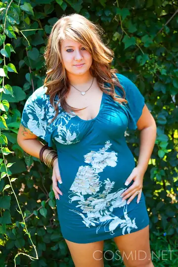 Busty BBW Strips Off Her Skirt Outdoors and Bares Her Big Ass