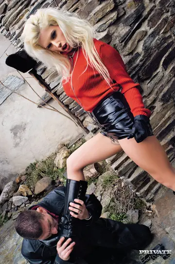 Victoria Rush – Blonde Czech MILF Gives a Footjob Then Takes Anal in Leather Boots Outdoors