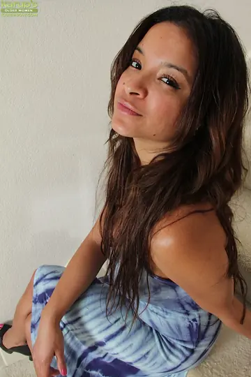 Vera Waang – Busty Latina MILF Lifts Her Skirt and Spreads Her Pussy