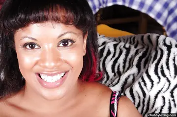 Betty Blac – Curvy Ebony MILF Spreads Her Pussy in a Skirt
