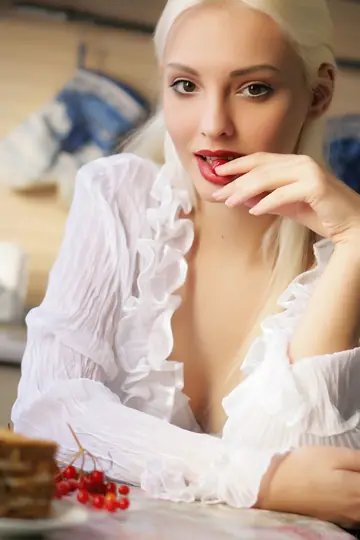 Kira W – Skinny Ukrainian Undresses and Poses Her Athletic Frame