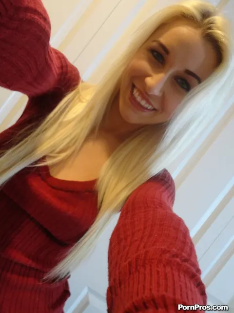 Stevie Shae: Blonde with Big Tits Flashes in a Mirror Selfie – photo 1 of 16