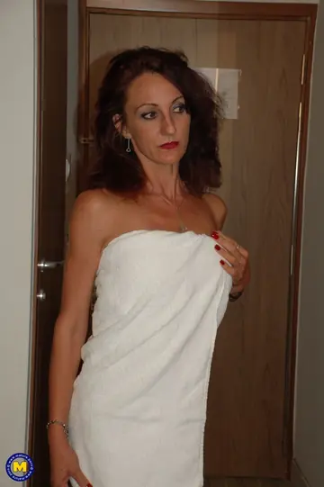 Lyna Cypher – Curly European MILF Spreads and Takes Anal Fisting in the Office