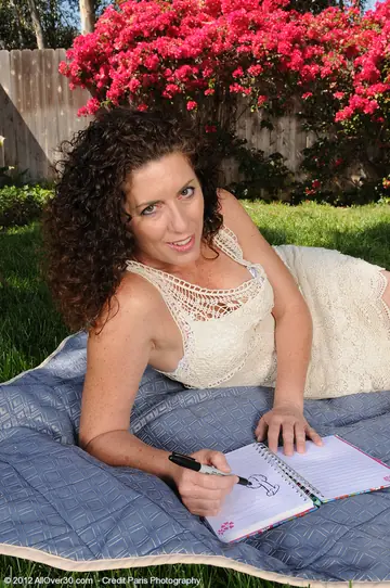 Tammy Sue – Thick Brunette MILF Strips Out of Her Panties in the Backyard