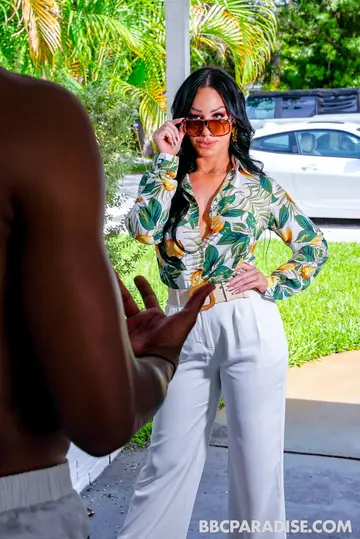 Jennifer White – Curvy MILF in a Bikini and Glasses Takes BBC Facial