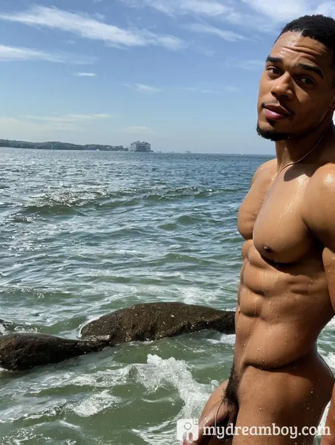 Man Poses Nude Outdoors and in the Bathroom – photo 10 of 14