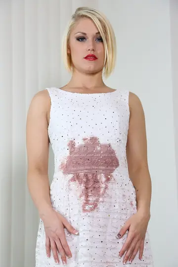 Ash Hollywood – Short-Haired Blonde Undresses and Spreads Her Pussy and Ass