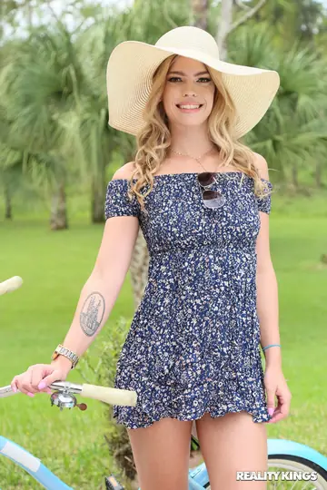 Leah Lee – Thick Brunette in a Skirt Sucks Cock and Takes Anal for Stealing a Bicycle