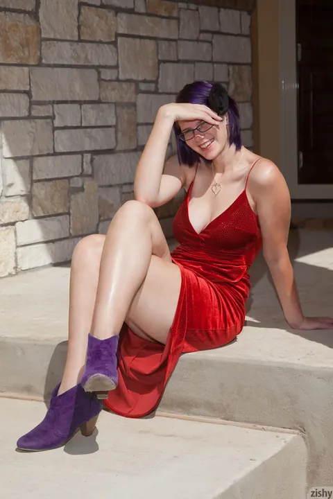 Thick Tall Woman in a Red Dress and Boots Shows Her Big Ass – photo 4 of 11