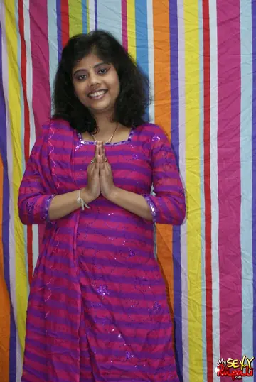 Indian BBW Undresses and Poses Nude with a Smile