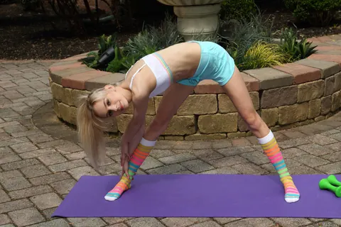 Chanel Shortcake: Petite Blonde on a Yoga Mat Outdoors Fists Her Ass – photo 2 of 21
