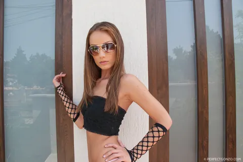Sophie Lynx: Thick Brunette MILF Takes Anal Outdoors in Glasses – photo 1 of 15