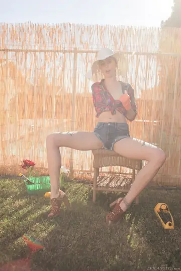 Haley Reed – Slim Blonde in Shorts Spreads and Pisses in the Backyard