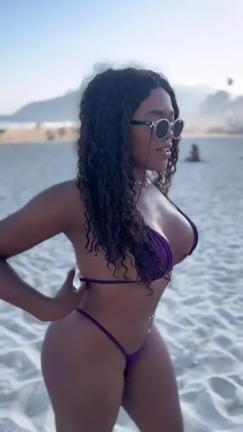 Brazilian Flaunts Her Big Ass on the Beach – photo 12 of 19