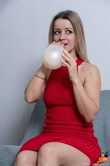 Thick Woman Lifts Her Dress and Spreads Her Hairy Pussy